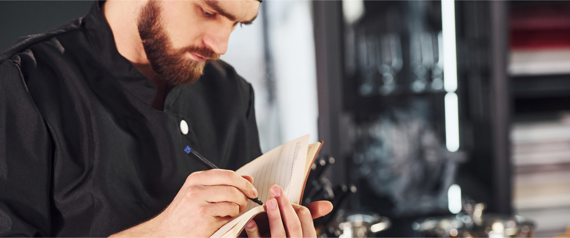 Cómo montar fichas técnicas de cocina que tu equipo siga sin atajos