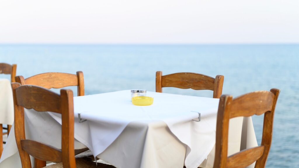 Estacionalidad en restaurantes: terraza junto al mar preparada para la temporada alta