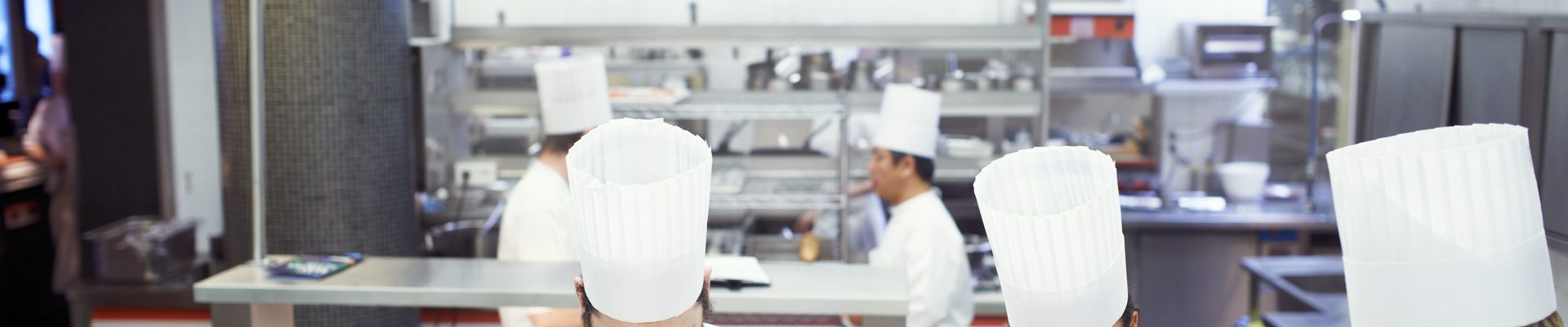 Cocina profesional a pleno rendimiento en un servicio de temporada alta
