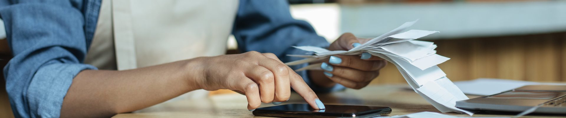 Propietaria de restaurante revisando costes y previsiones de temporada