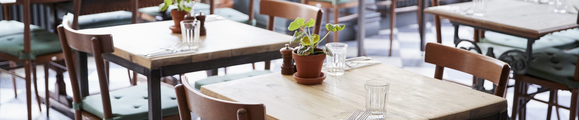 Sala montada y vacía en plena temporada baja de un restaurante