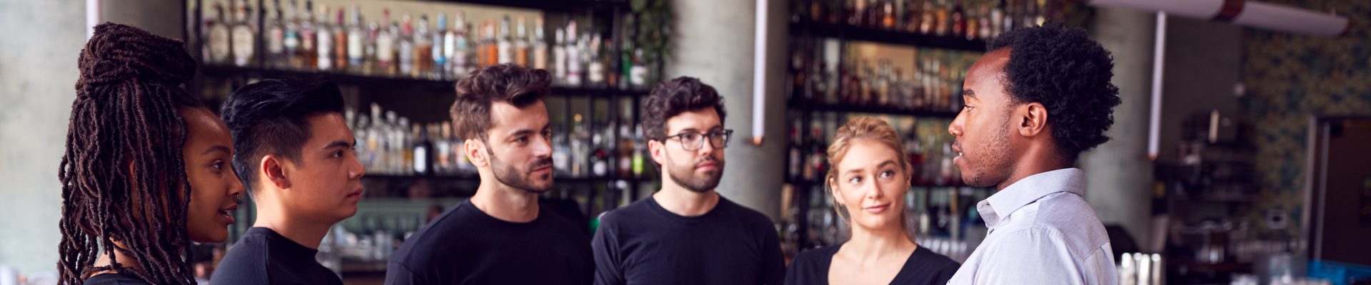 Encargado planificando el calendario anual del restaurante con su equipo