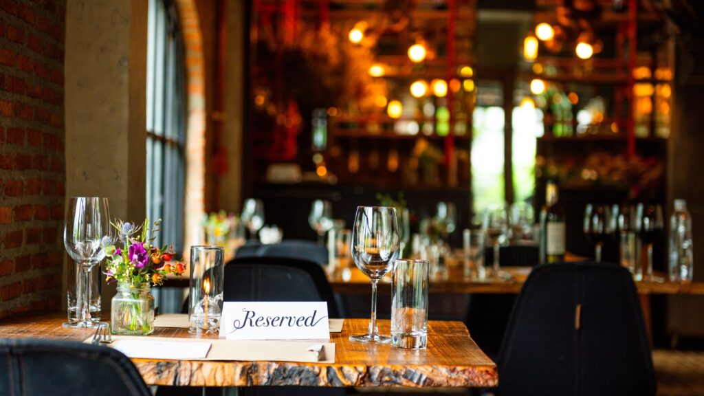 Mesa reservada y vacía en un restaurante: los no shows en restaurantes cuestan más de lo que parece