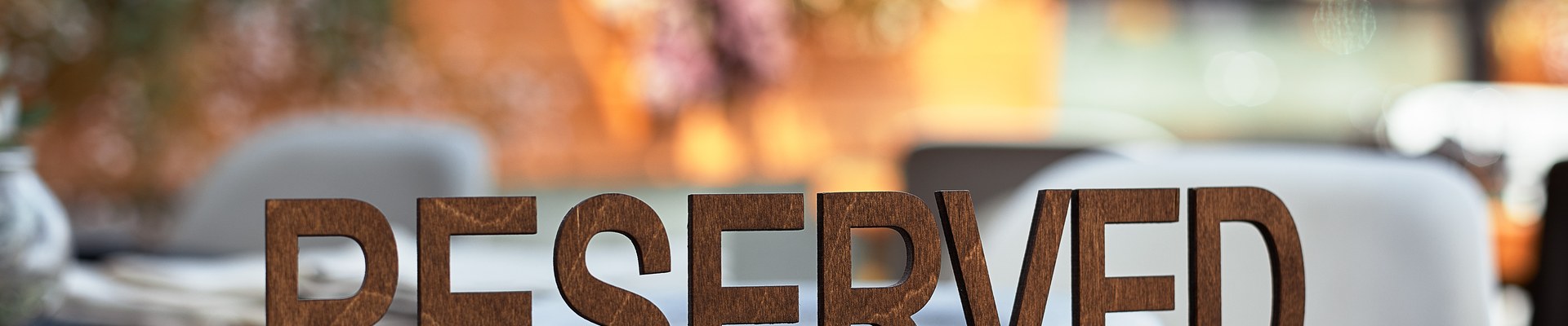 Cartel de reservado en una mesa: cada ausencia se lleva unos 78 euros de facturación