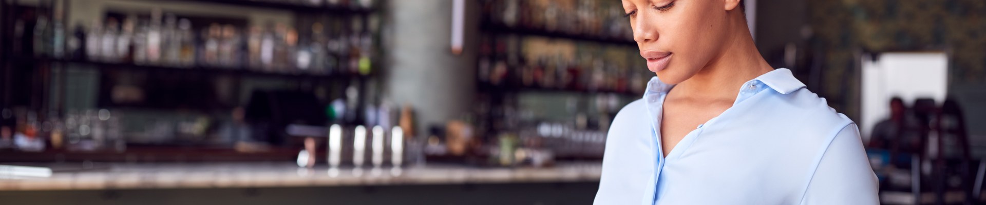 Revisión semanal de indicadores de sala y rentabilidad en un restaurante