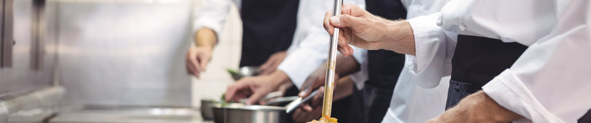 Equipo de cocina trabajando el pase en plena hora punta