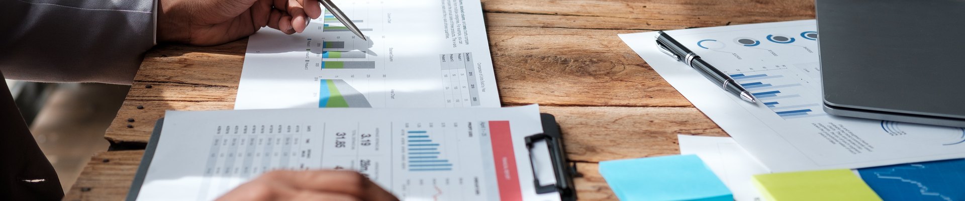 Cálculo del ratio de coste de personal sobre ventas con calculadora