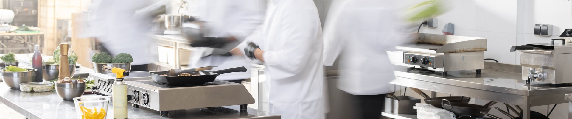 Cocina profesional en plena actividad durante el servicio
