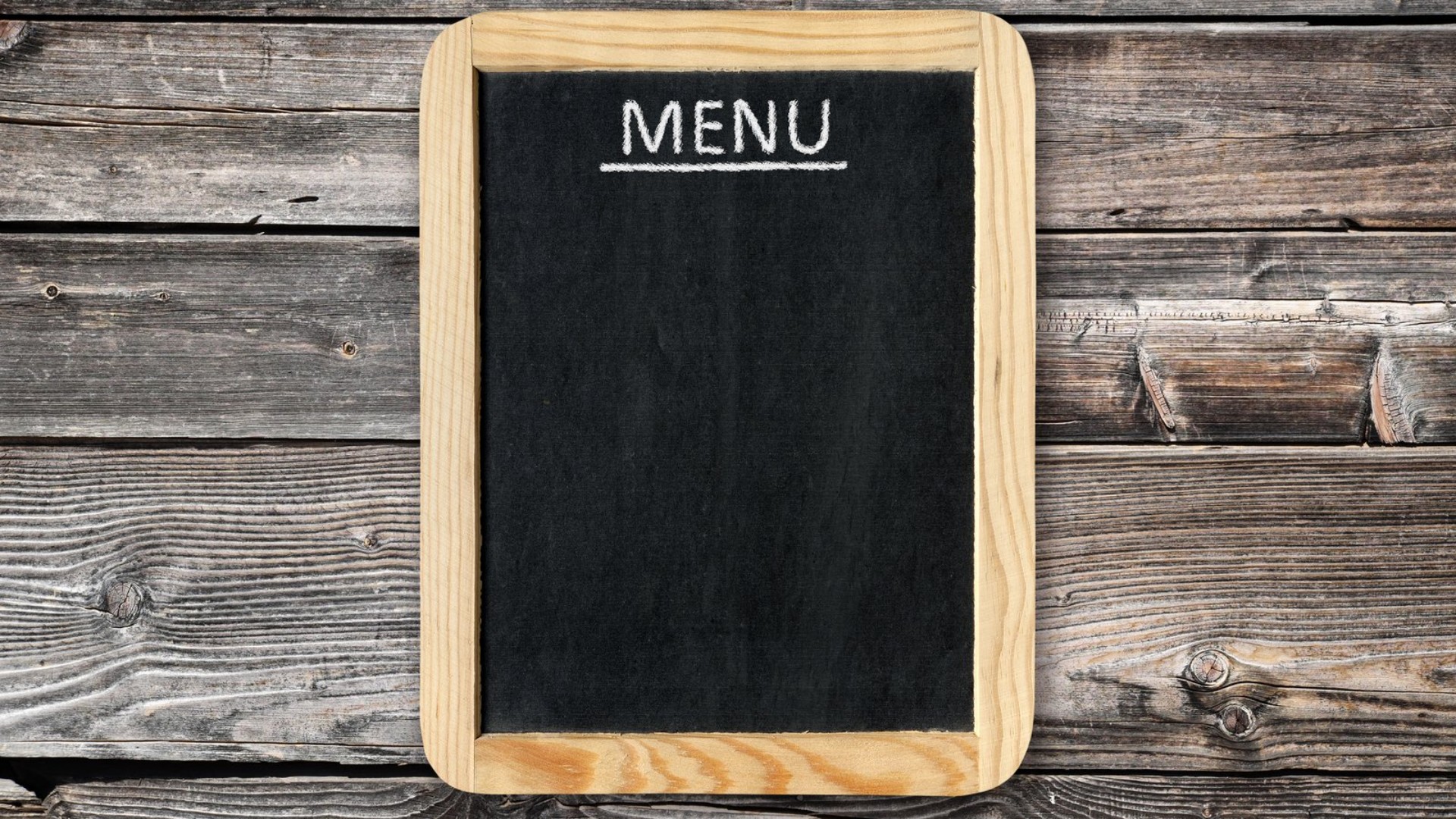Pizarra de carta en pared de madera para subir precios en restaurantes