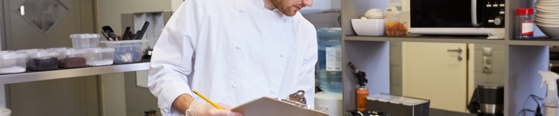 Jefe de cocina revisando escandallos e inventario antes de subir la carta