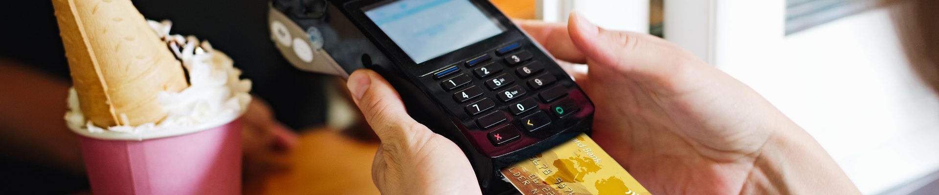 Cliente pagando la cuenta, base para calcular el gasto medio por cliente