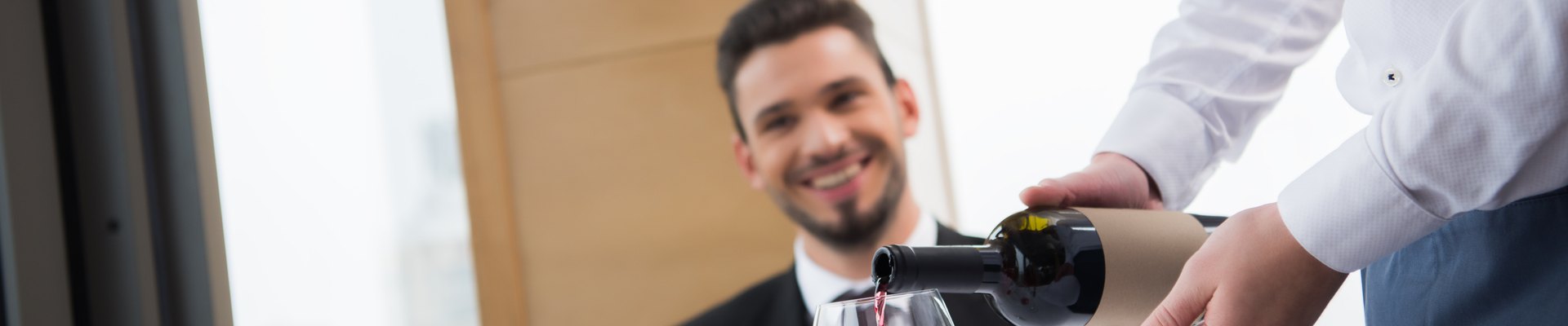 Camarero sirviendo vino: la sala que recomienda mueve el ticket medio