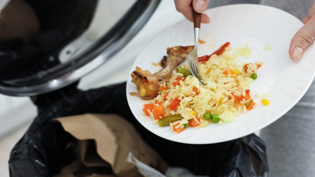 Desperdicio alimentario en restaurantes: sobras de un plato tiradas a la basura