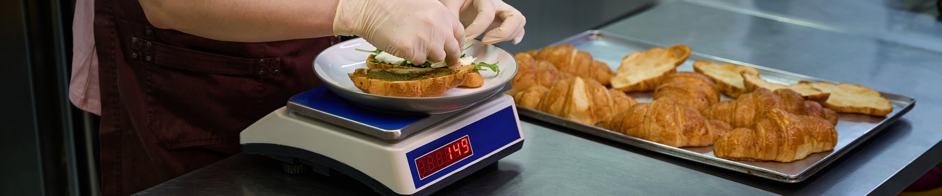 Cocinero pesando ingredientes para controlar la merma en un restaurante
