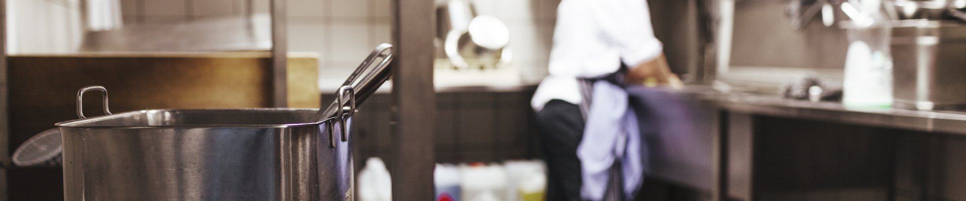 Cocina comercial real afectada por la ley de desperdicio alimentario