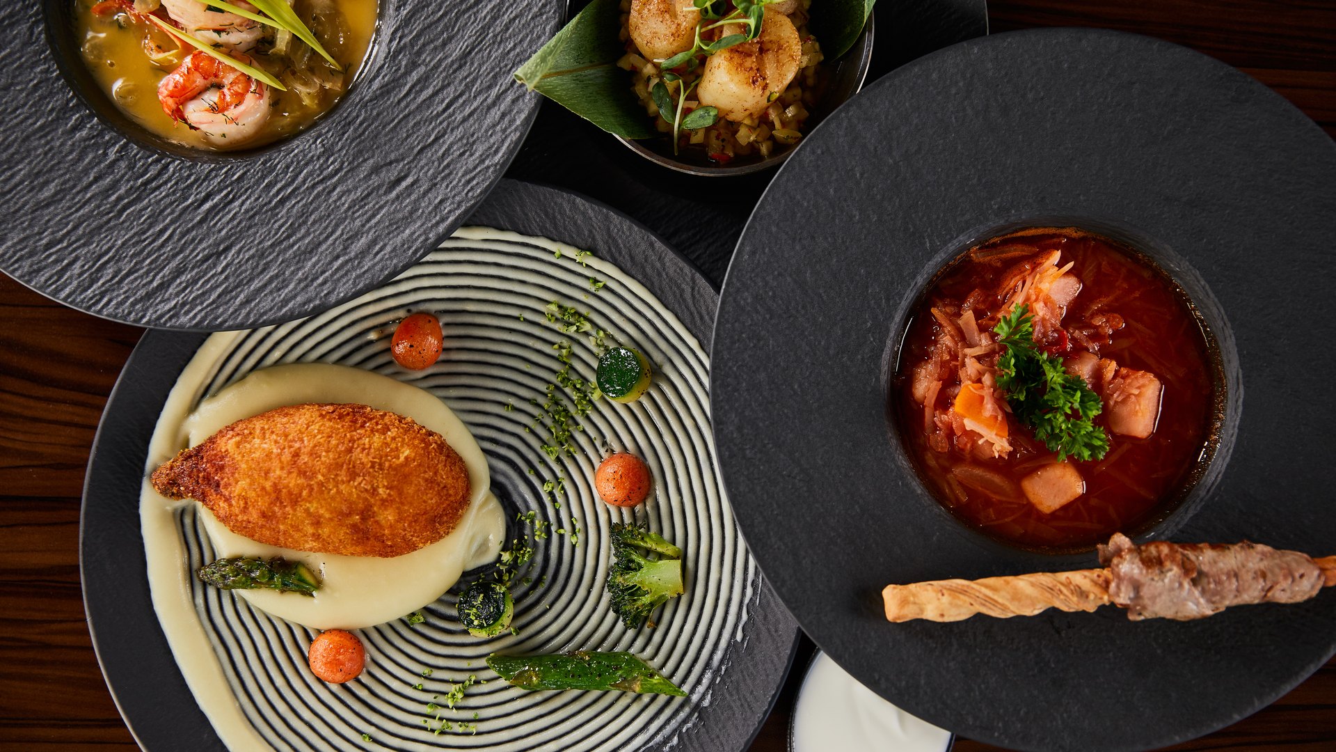 Mesa de menú del día rentable con varios platos tradicionales servidos