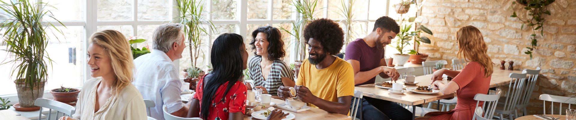 Comedor lleno a mediodía en un restaurante que factura más pero gana menos