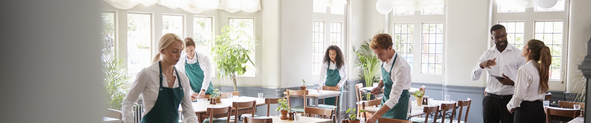 Mesas preparadas antes del servicio en un restaurante de 48 cubiertos