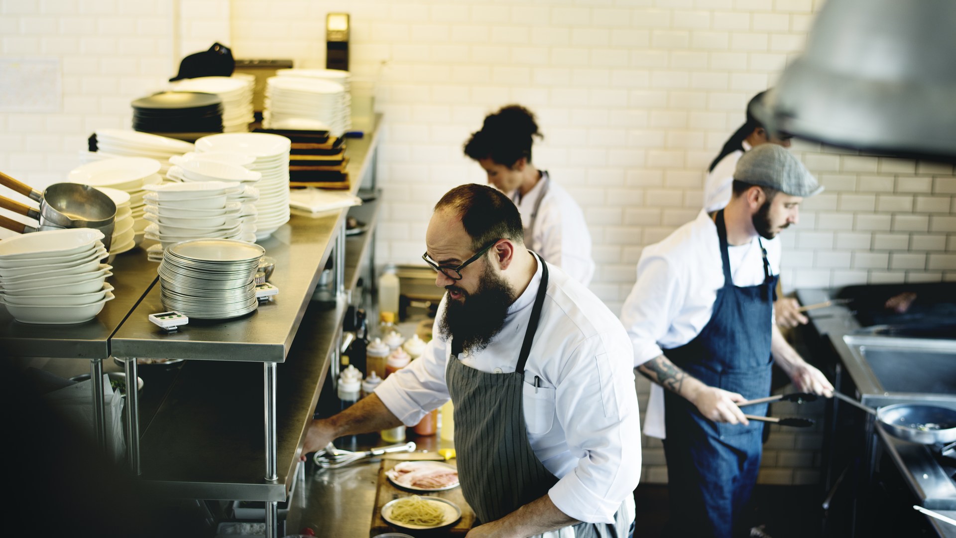 Equipo de cocina trabajando junto, clave en la rotación de personal en restaurantes