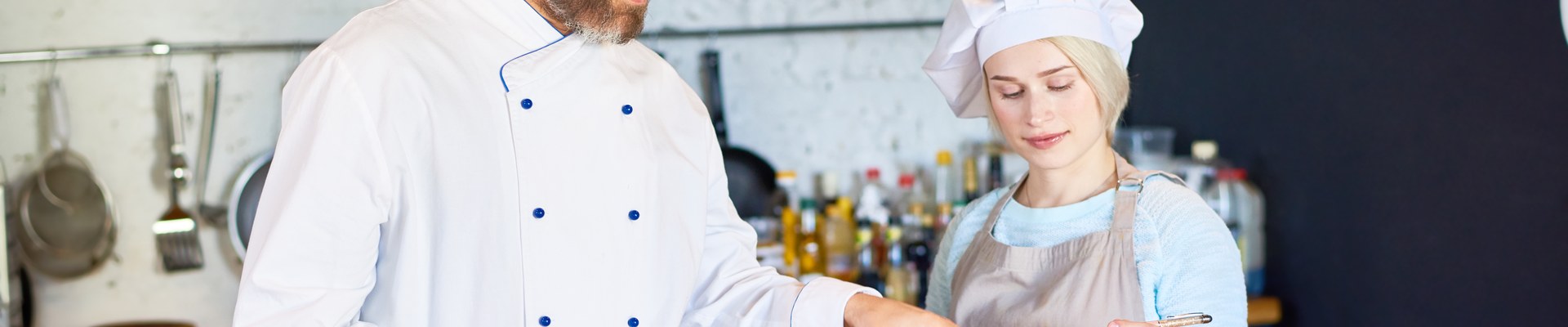 Jefe de cocina formando a una nueva incorporación