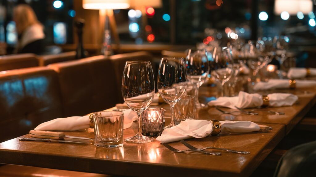 Mesa de restaurante montada para un menú de grupo en Navidad